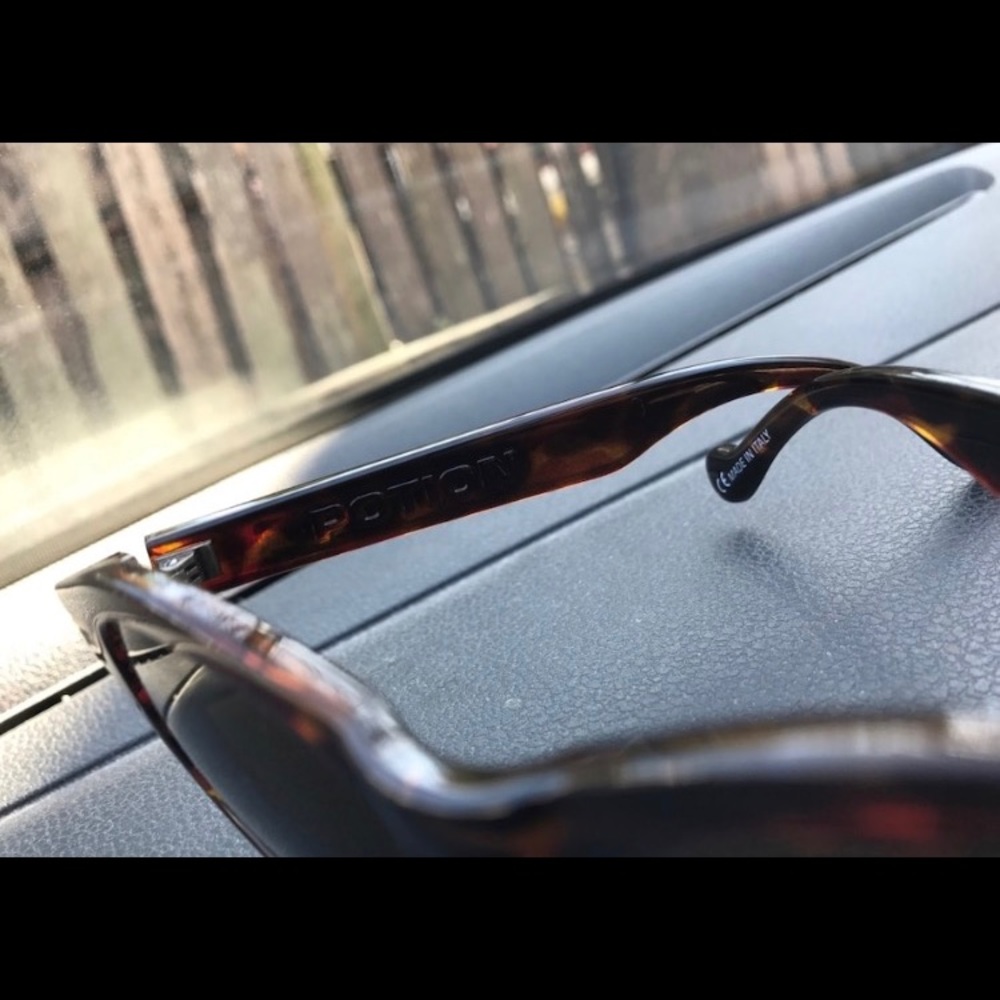 Electric Potion Women's Brand New Sunglasses - Picture 3 of 4